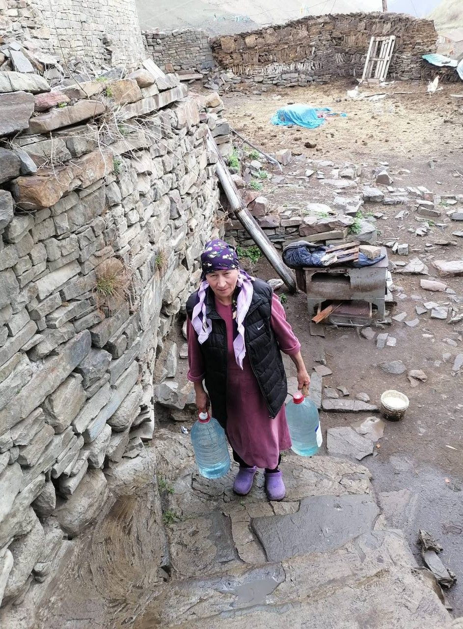 Социальная работница отделения социального обслуживания граждан пожилого возраста и инвалидов на дому №3 с.Буркихан КЦСОН Агульского района Меджидова Патимат оказывает социально-бытовые услуги с особой заботой и вниманием к каждому подопечному.